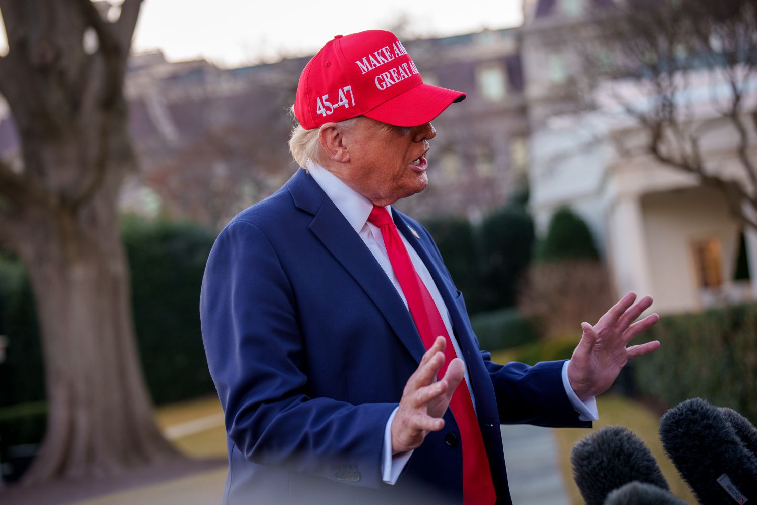 Торговая напряжённость: Трамп подтверждает введение тарифов на импорт из Канады и Мексики