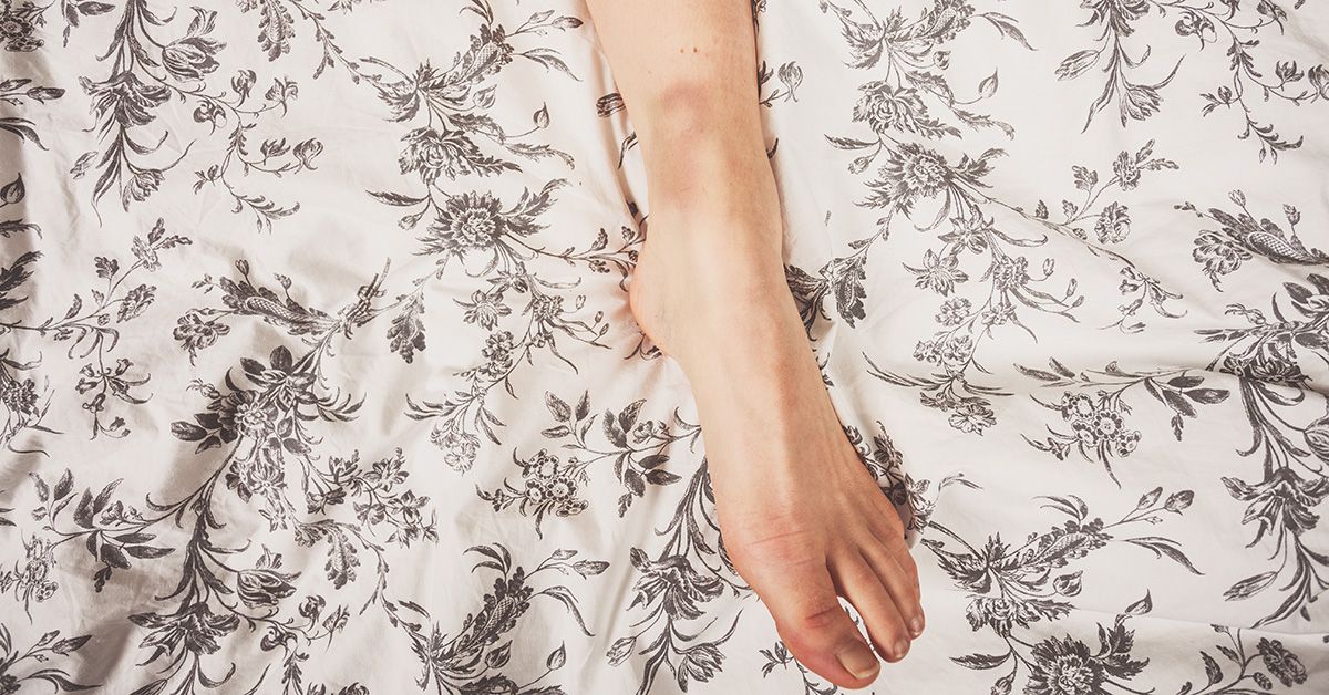 Почему на ногах появляются непонятные синяки и когда стоит обратиться к врачу