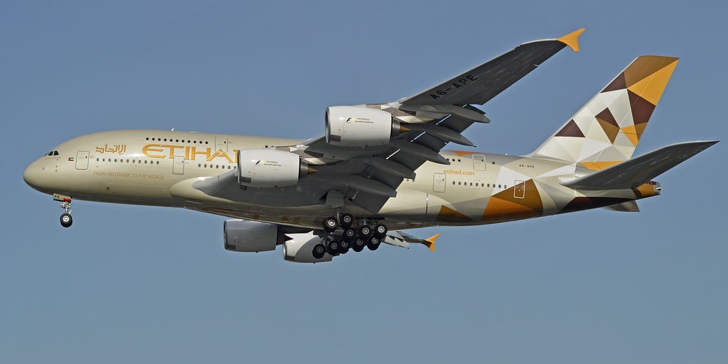 Невероятная посадка Airbus A380 во время мощного шторма