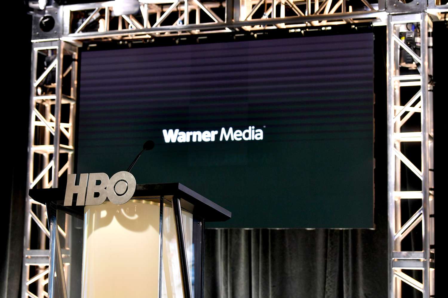 Warner Bros. Discovery: Katta Qayta Tashkil Etish Xarajatlari va Kontentga Yangi Yondashuv