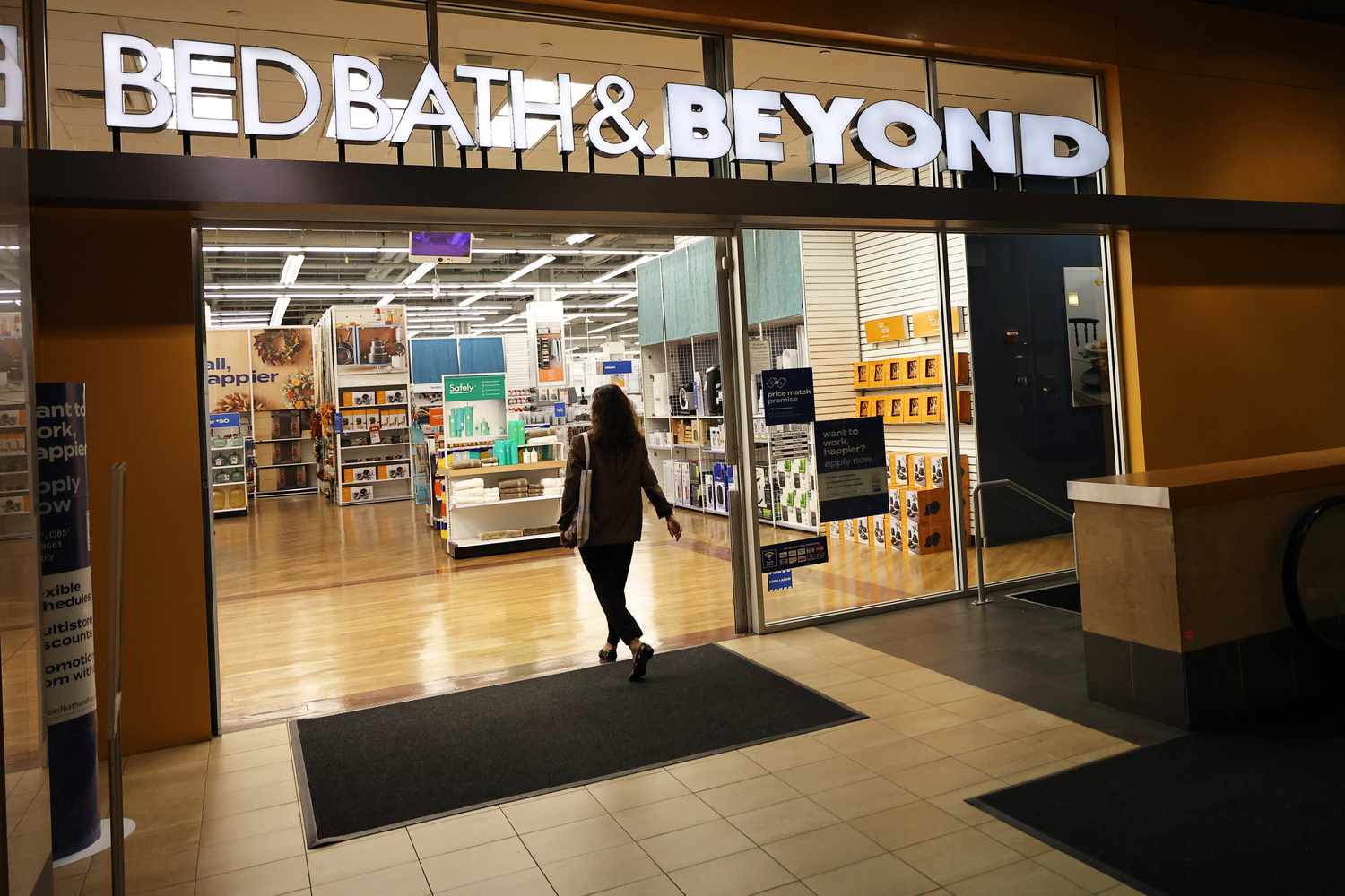 Uy jihozlari bozorida qiyinchiliklar: Bed Bath & Beyond moliyaviy inqirozdan chiqishga urinmoqda