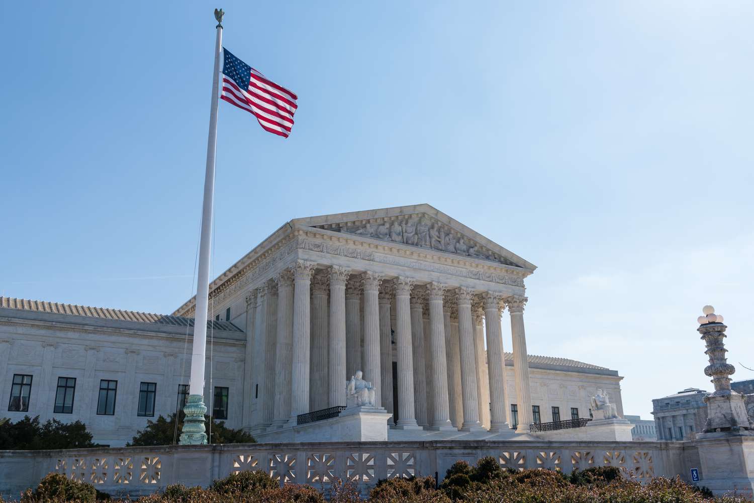 Senatorlar Bidenning Talabalar Qarzi Kechirish Dasturini Oliy Sudga Qayta Ko'rib Chiqishni So'radi