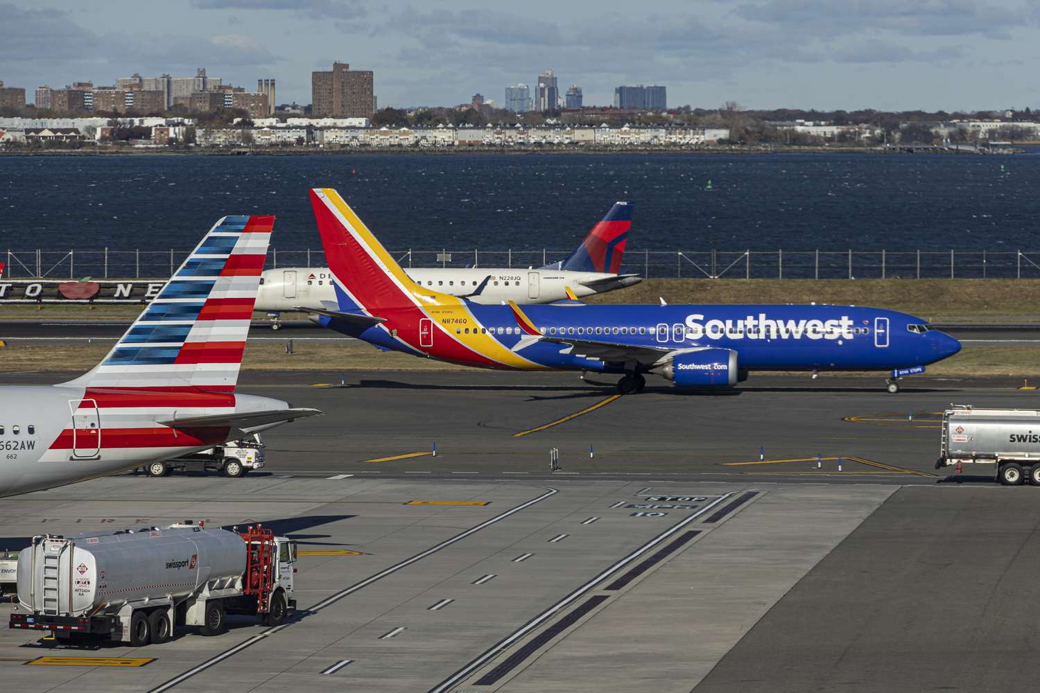 Как снизить стоимость авиабилетов за мили: секреты American Airlines