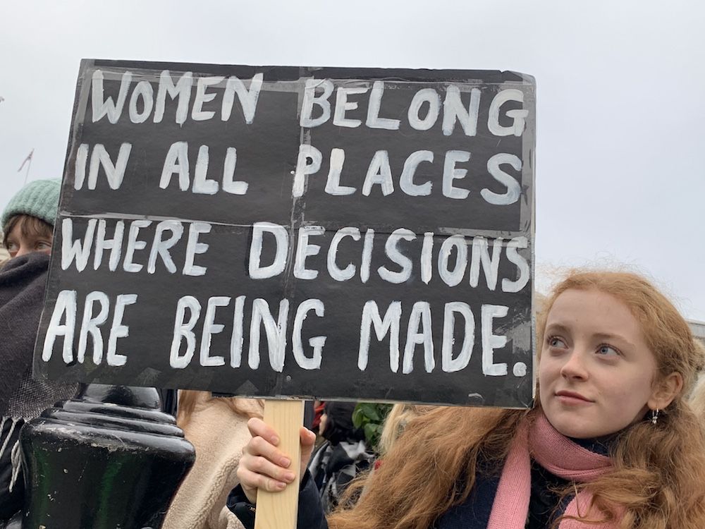 Мнения женщин-финансовых консультантов о равенстве в их профессии