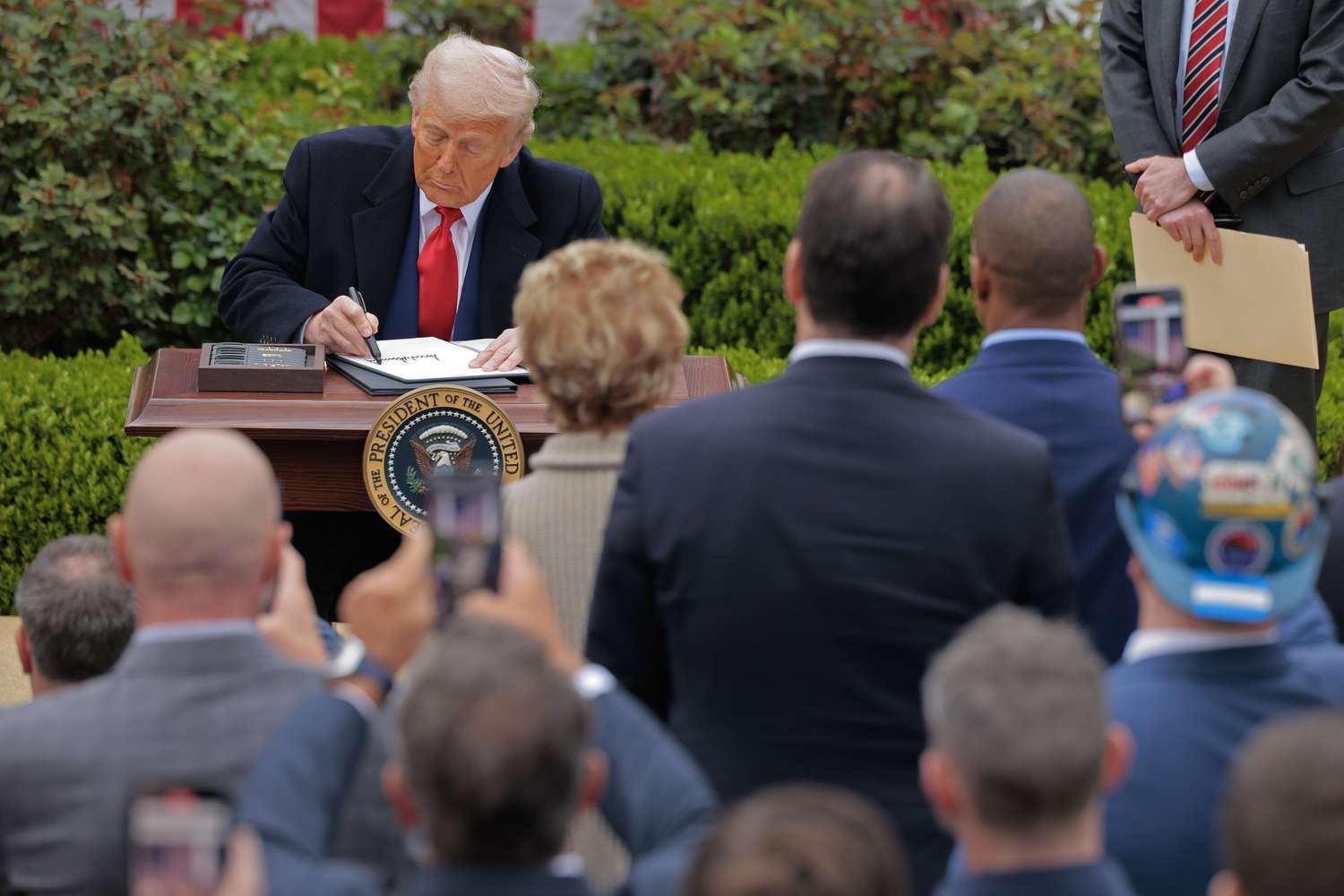 Волатильность рынка: как новые тарифы влияют на криптовалюты и акции