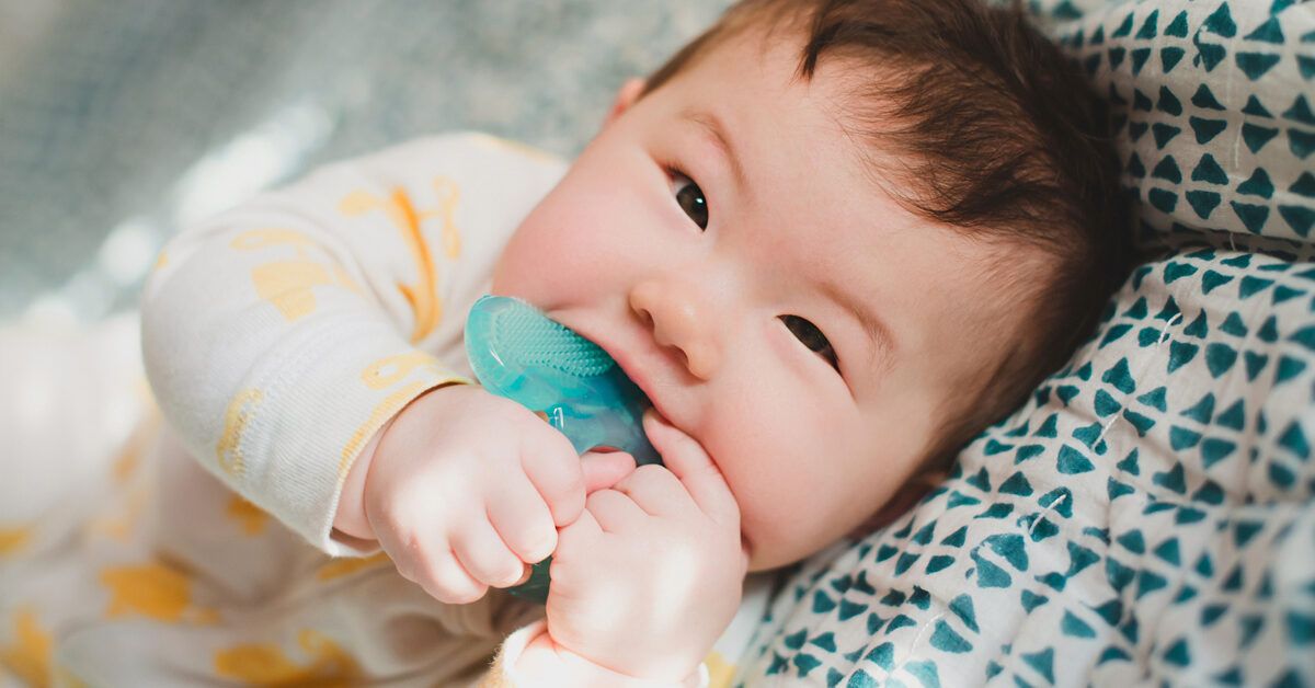 Как понять, что у вашего малыша режутся зубки: полезная таблица и советы