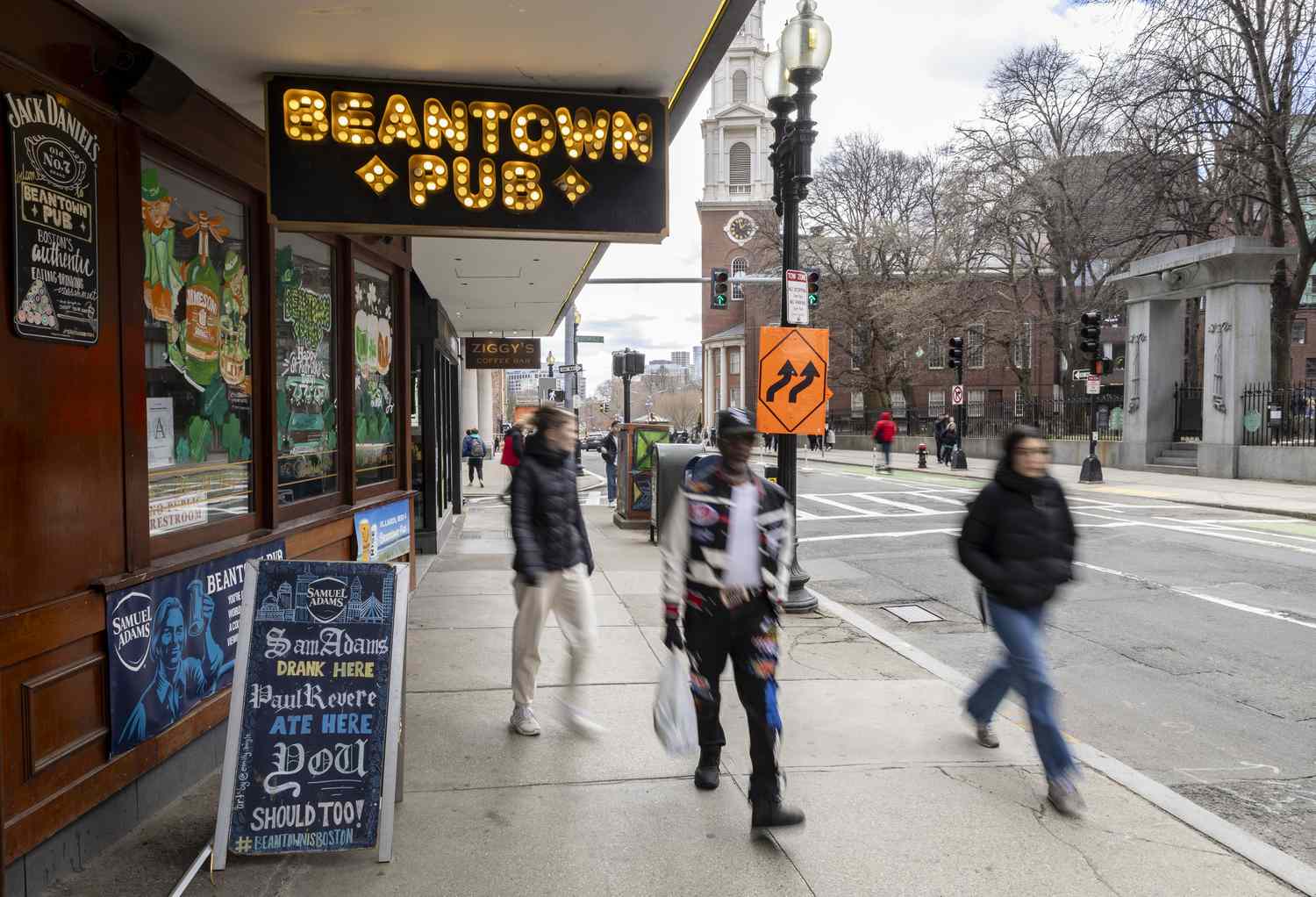 Ish Bozori Qiyinlashmoqda: Savdo Siyosatidagi Noaniqliklar Ishga Qabulni Sezilarli Darajada Pasaytirdi