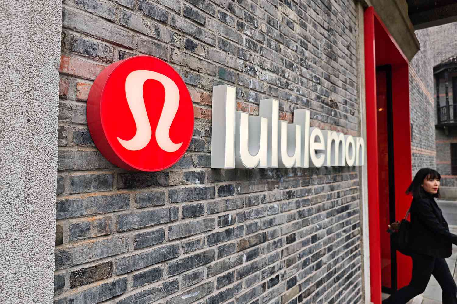 Lululemon Stock Drops 14% in 2025 After CEO Highlights Reduced Consumer Spending