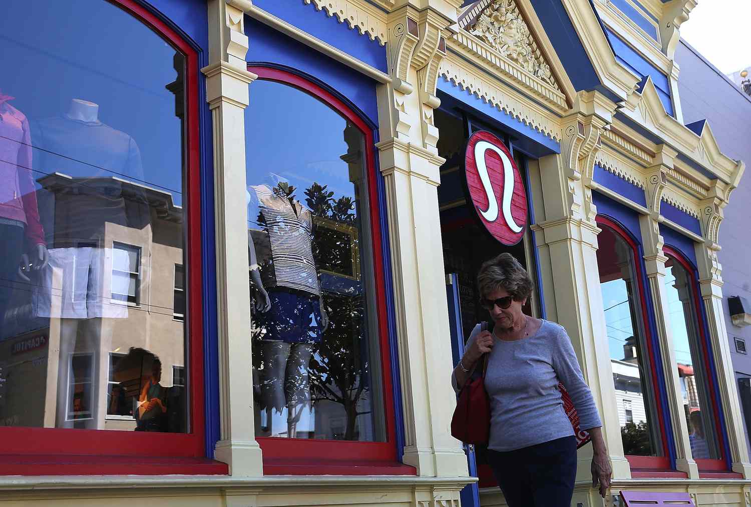 Динамика фондового рынка: акции Lululemon падают на фоне осторожных прогнозов