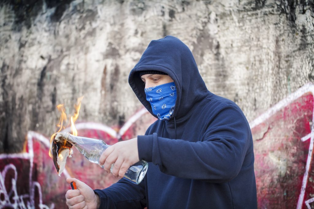 Hayotiy xavfsizlik: Molotov kokteylidan qanday omon qolish mumkin?