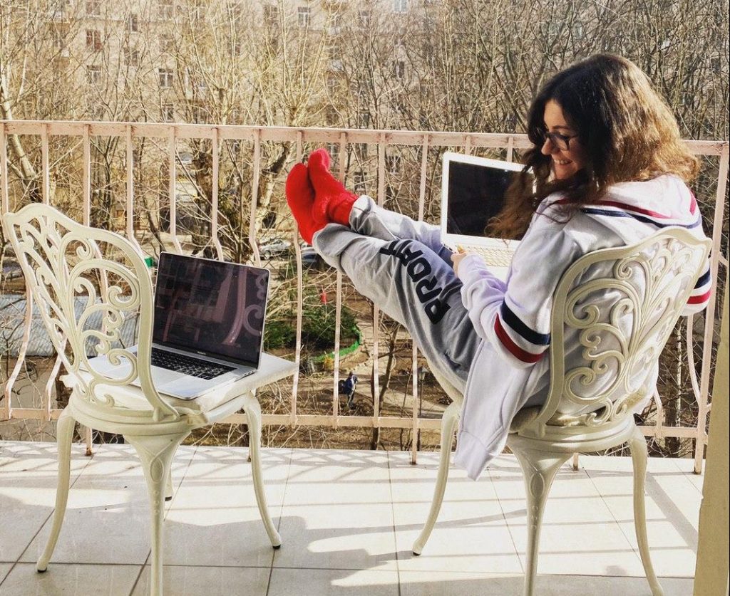 Рабочее место Галины Корецкой на балконе