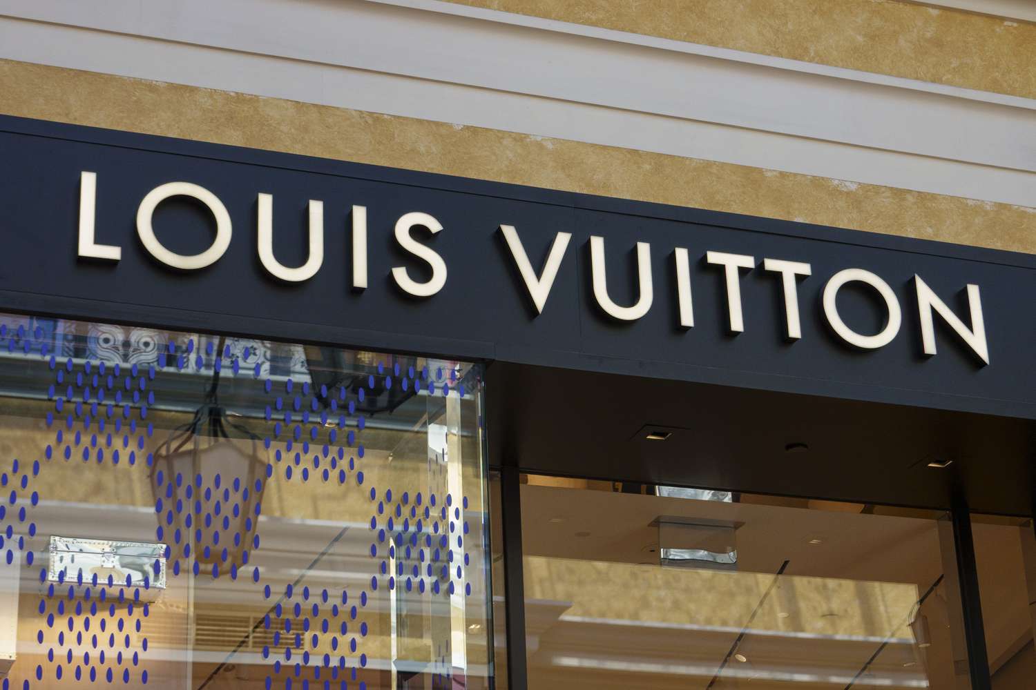 Hermès Yetakchilikni Qo‘lga Oldi: LVMH Savdolardagi Pasayish Orqasida Qiyinchiliklarga Duch Keldi