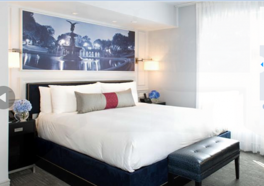 Номер в Нью-Йорке, кажущийся просторным на фото