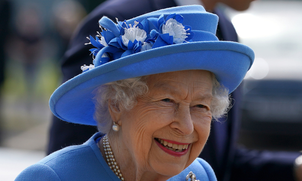 Elizaveta II yangi kuch bilan vazifalariga qaytdi: Shotlandiyaga safari