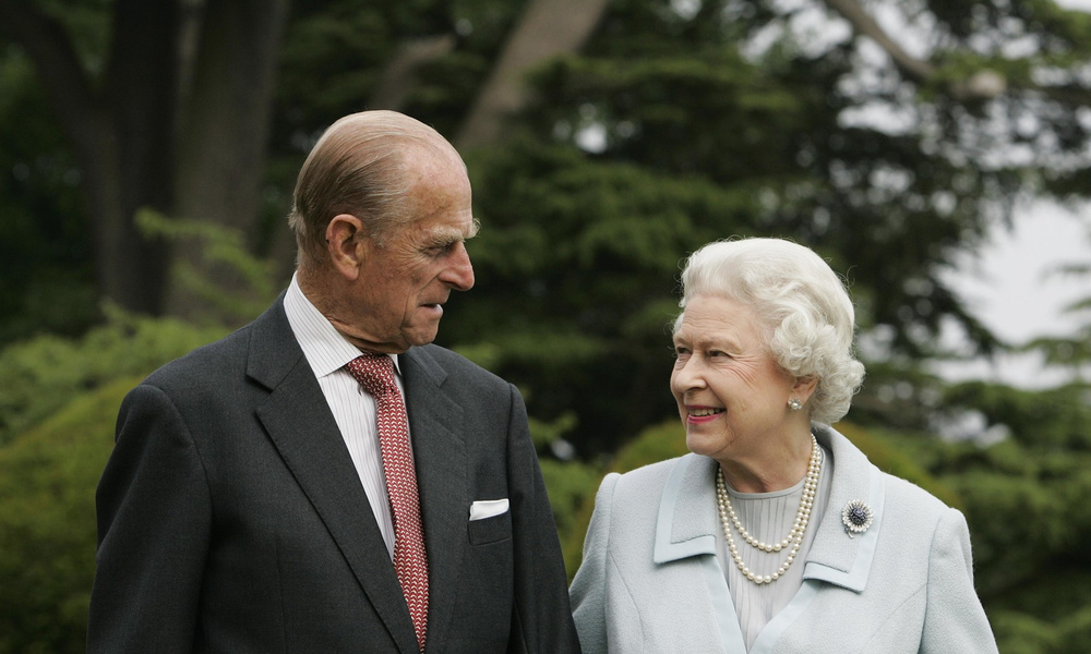 A Heartwarming Glimpse: The Windsors Share a Cherished Family Moment with Prince Philip and Queen Elizabeth II Surrounded by Great-Grandchildren
