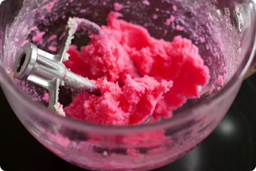 Розовое миндальное тесто