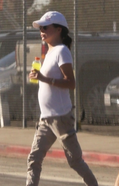 Тонкие ноги и выпуклый живот Лары вызывают беспокойство врачей