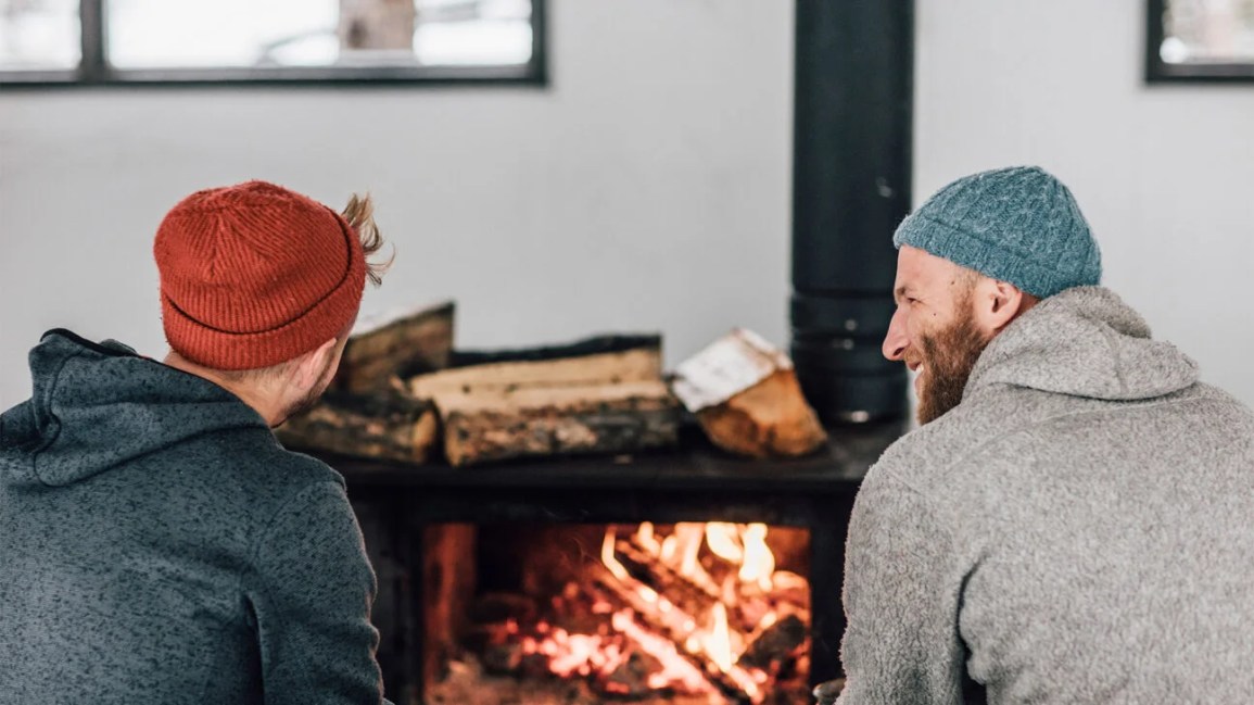 Два друга у костра