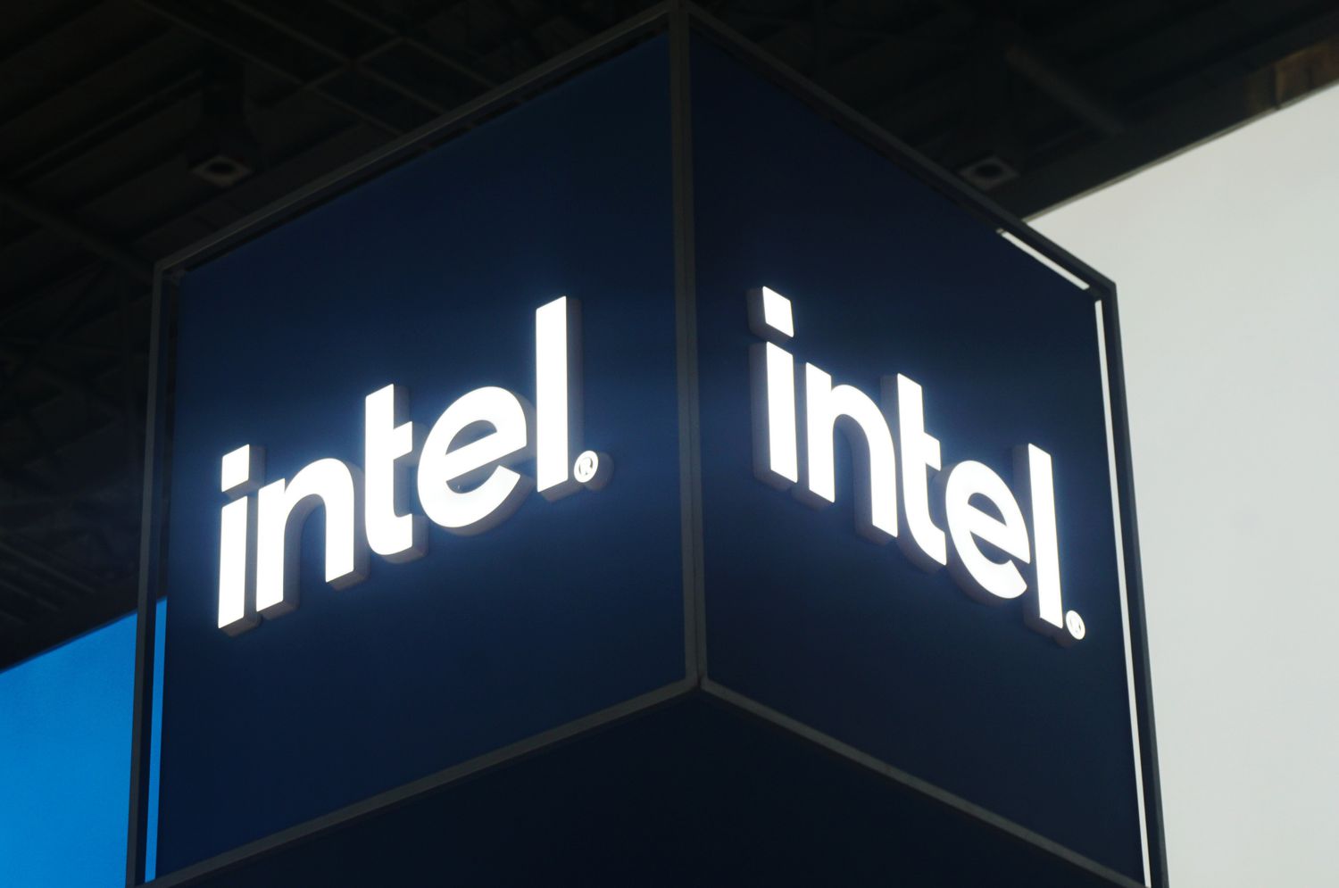 Инновации Intel: Будущее полупроводниковой индустрии в эру искусственного интеллекта
