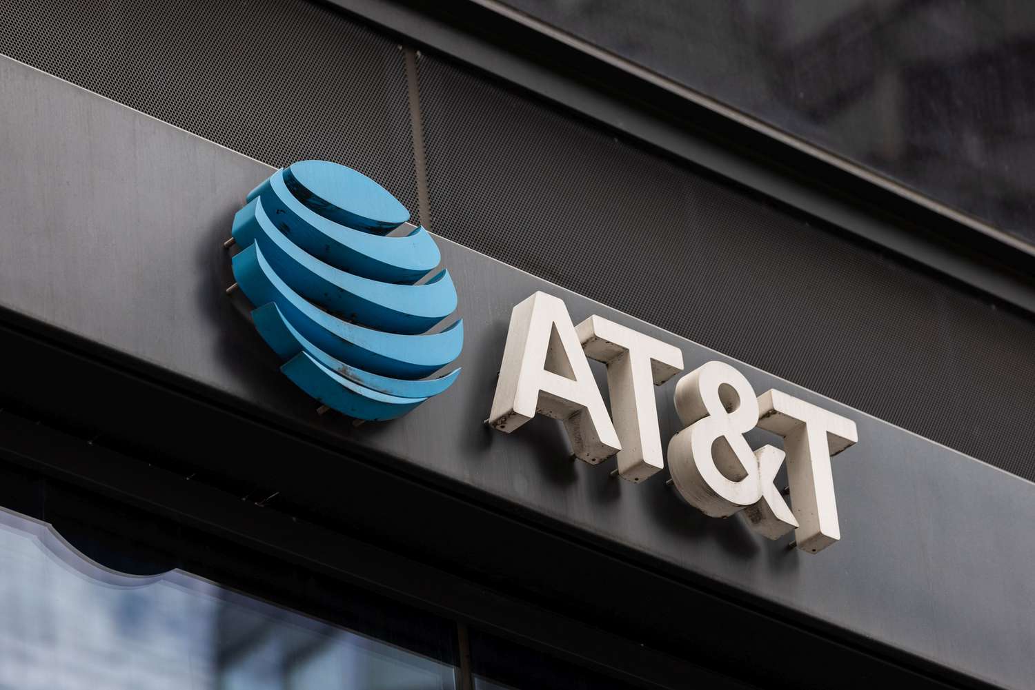 AT&T Tarmog'idagi Katta Uzilish: Minglab Foydalanuvchilar Va Favqulodda Xizmatlarga Ta'siri