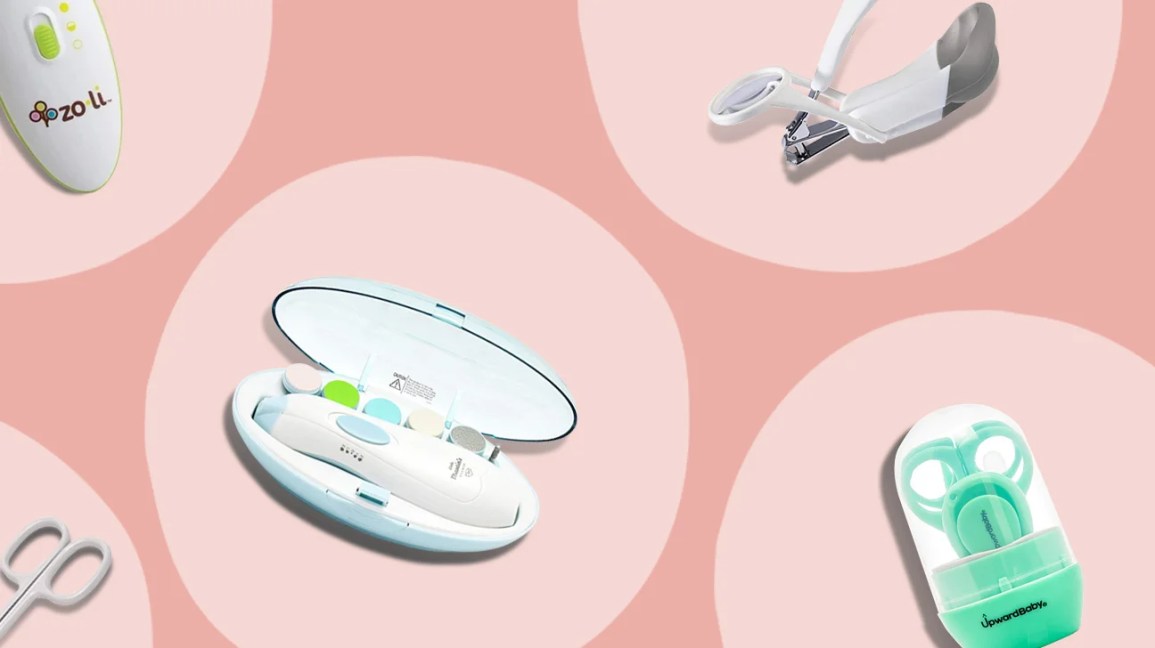 Детские ножницы для ногтей на светло-розовом фоне