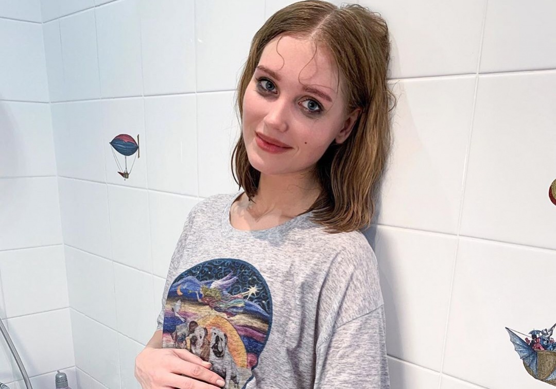 Кристина Асмус раскрывает секреты новой роли с загадочной фотографией