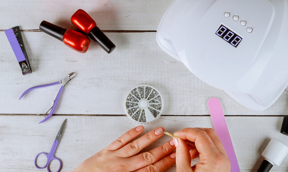 Создайте уникальный маникюр с помощью ниток: простой и эффектный дизайн ногтей