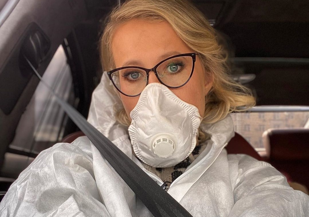 Как Ксения Собчак превращает критику в улыбку: секреты самоиронии и стиля