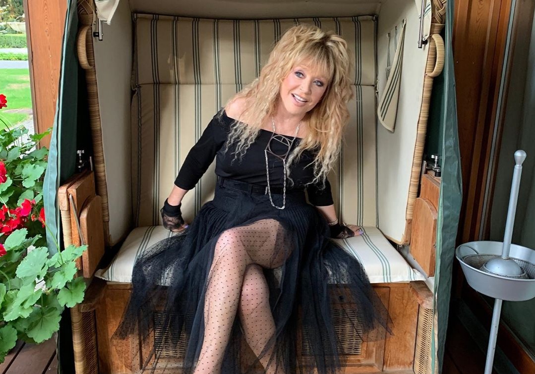 Алла Пугачева удивляет молодым видом на рождественском фото