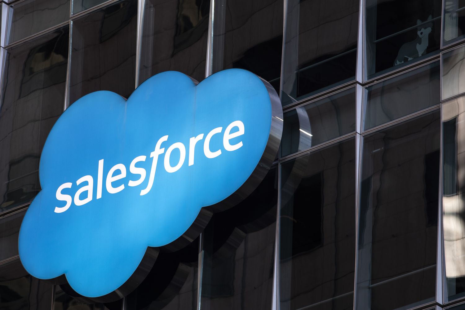 Salesforce Q4 Natijalari Kutilgandan Yaxshi Bo'ldi, Ammo Kelajak Rejalari Sarmoyadorlarni Hayratda Qoldirdi
