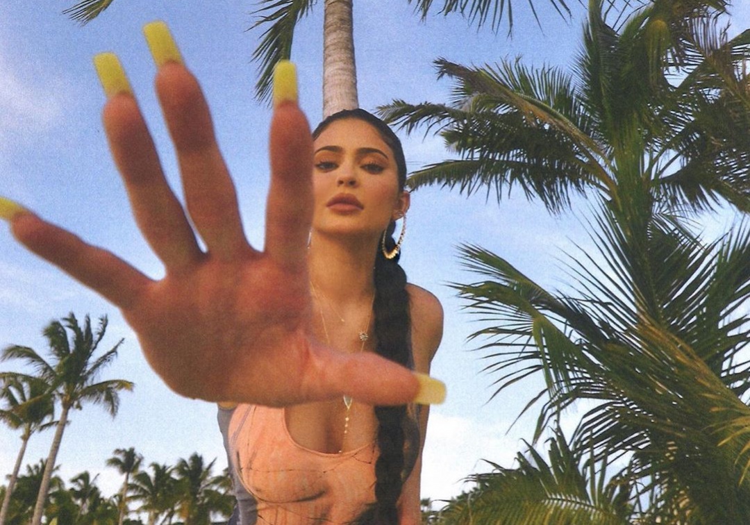 Необычный маникюр Кайли Дженнер вызвал бурю эмоций у поклонников