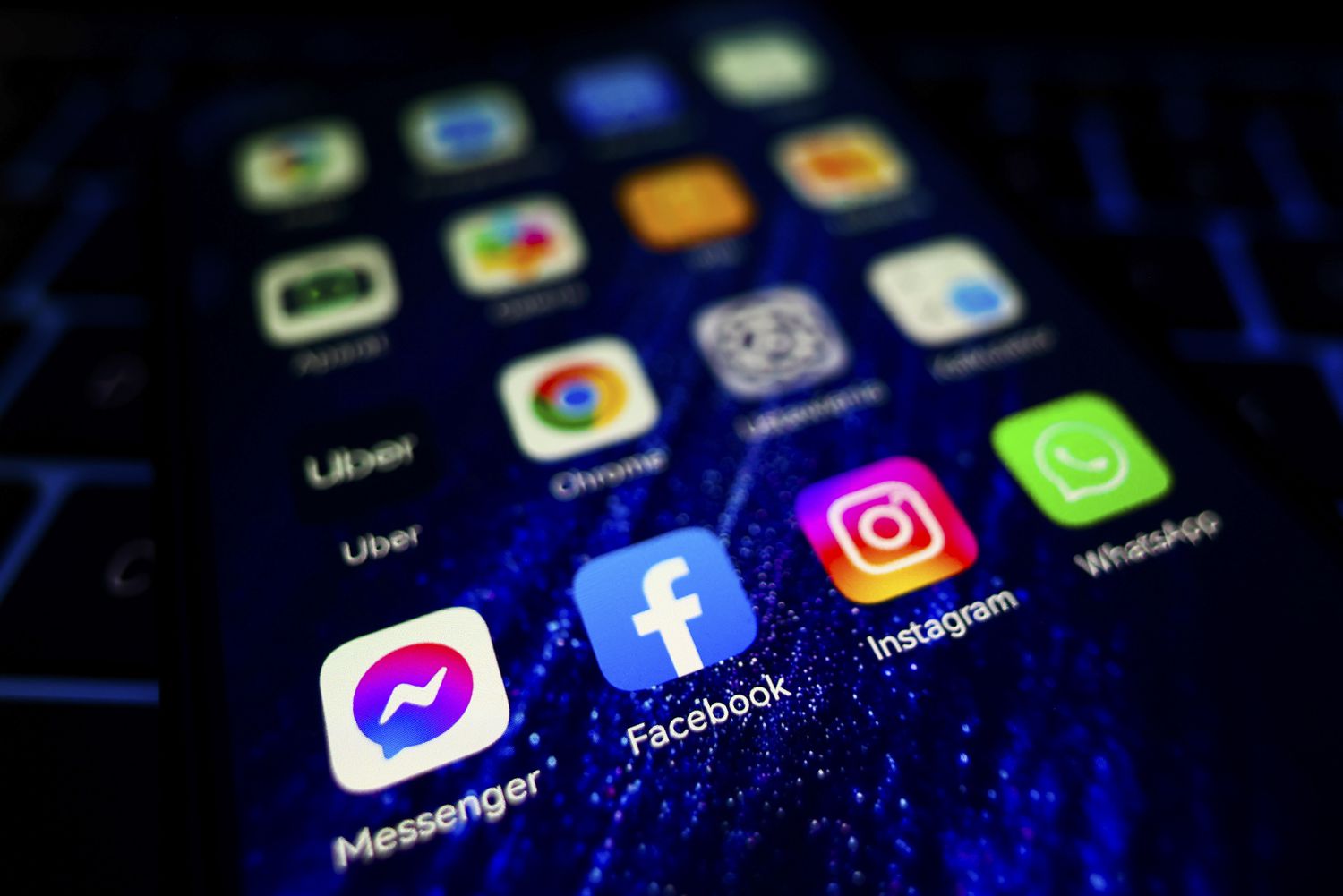 Meta's Facebook, Instagram, Threads, and YouTube Face Major Outages in 2025 - Impact on Users and Stock Prices