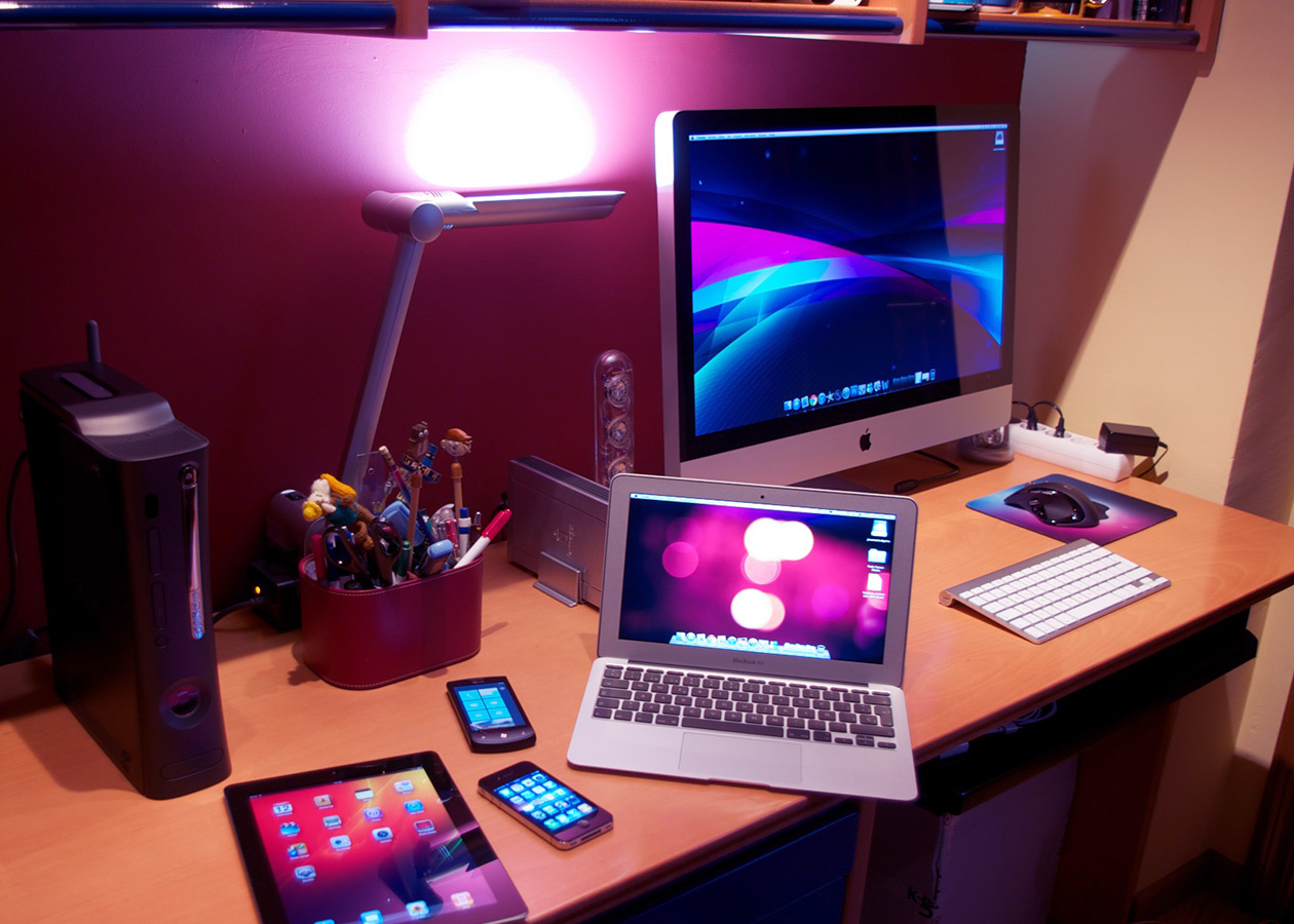 Inspiring Minimalist Workspaces Featuring Apple Devices