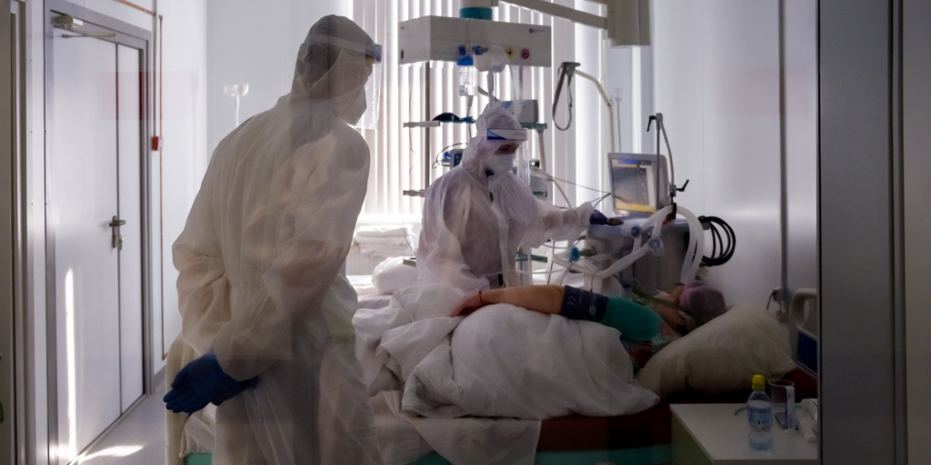 Почему вакцинация эффективнее естественного иммунитета при COVID-19