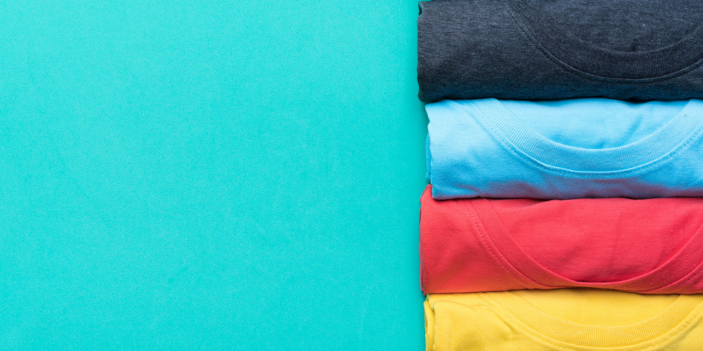 Искусство компактной укладки одежды: секреты хранения и порядок в шкафу