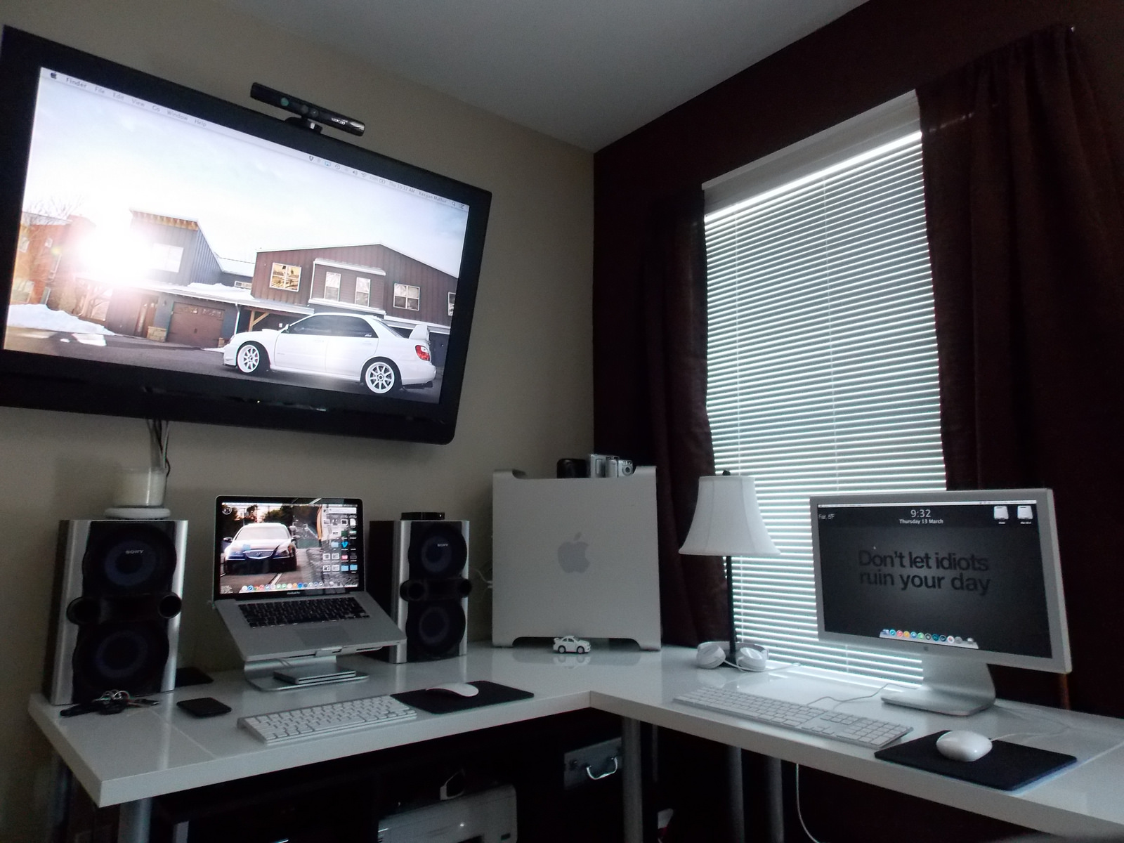 Стильное рабочее место с техникой Apple