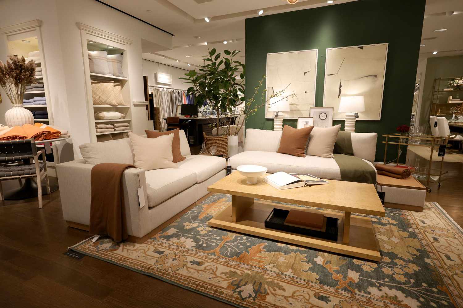 Williams-Sonoma Stock Surges 18% in 2023 to Record $283.87 Amid Strong Earnings and Dividend Boost