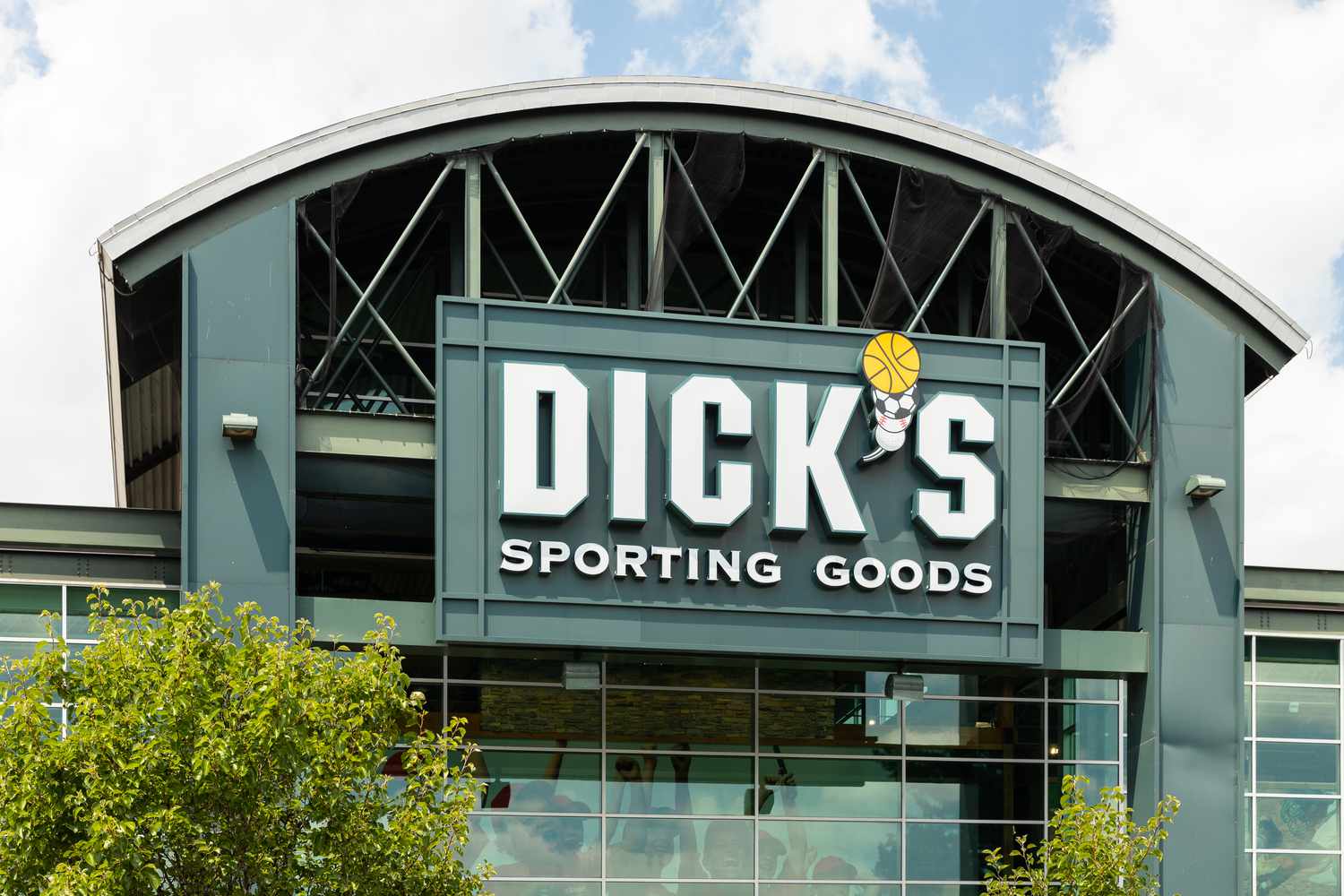 Dick’s Sporting Goods Stock Soars 12% in 2025 After Q4 Earnings Beat and 10% Dividend Boost