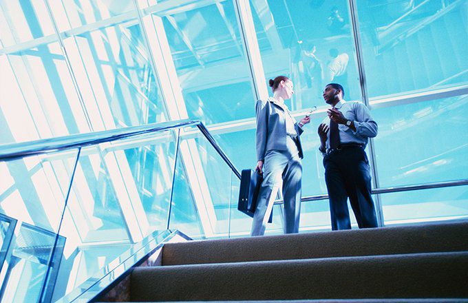 Investment Banking vs. Commercial Banking in 2025: Key Differences and Pricing Insights