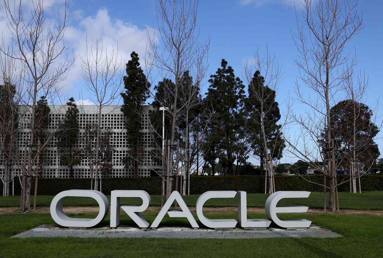 Oracle Bulut Ilovalari uchun Sun’iy Intellekt Yangi Imkoniyatlarini Taqdim Qildi va Microsoft Bilan Hamkorlikni Kengaytirdi