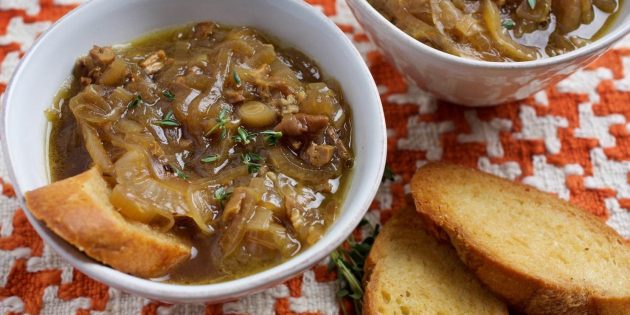 Ароматный суп из сушёных белых грибов с луком и белым вином