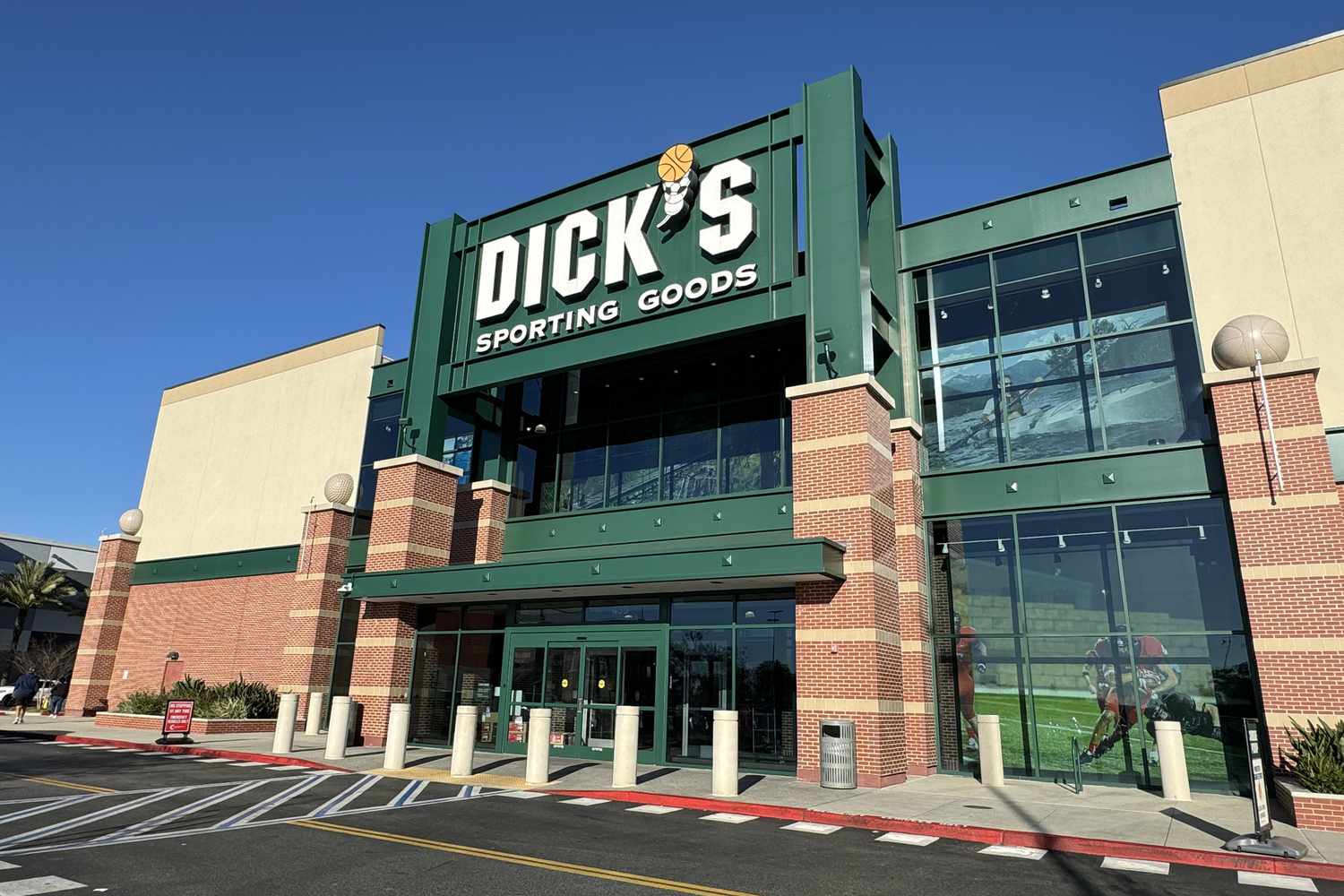 Top Stock Movers of 2025: Dollar General, Dick’s Sporting Goods, Fisker, and More – Latest Prices & Insights