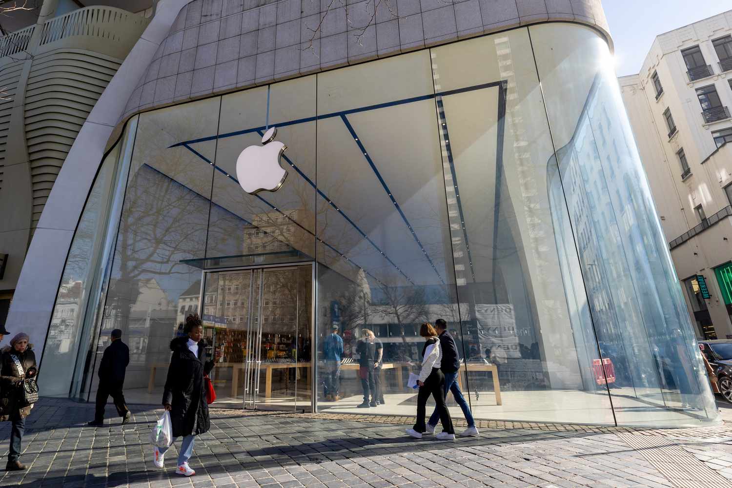 Ключевые Игроки Рынка: Технологии и Ритейл в Центре Внимания