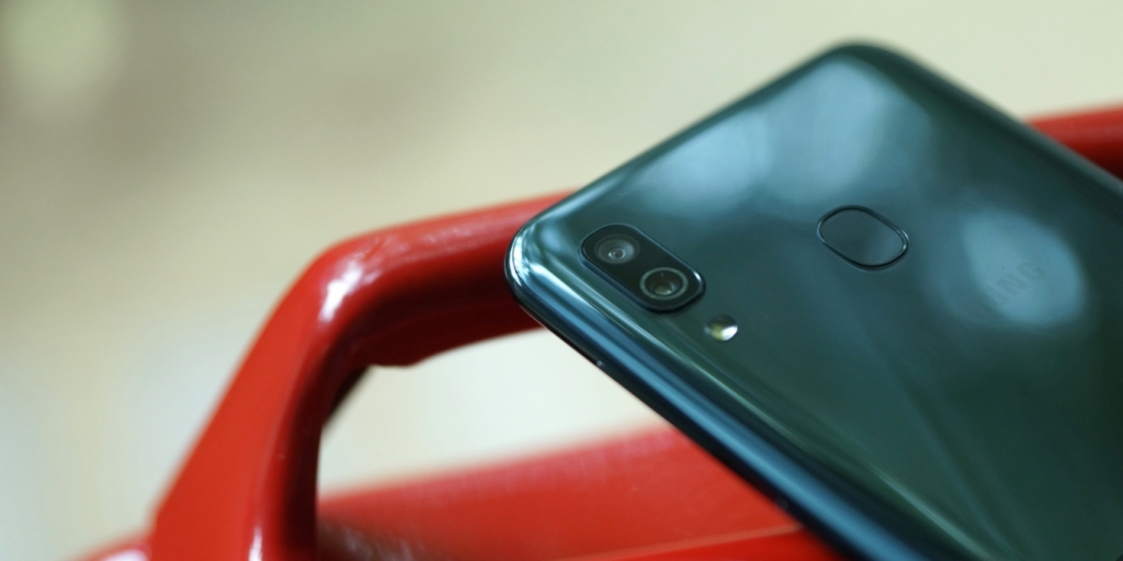 Компактный и стильный смартфон Samsung Galaxy A40 с NFC и мощной камерой