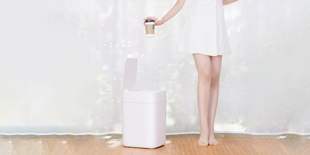 Revolutionary Smart Trash Can That Automatically Seals Waste Bags
