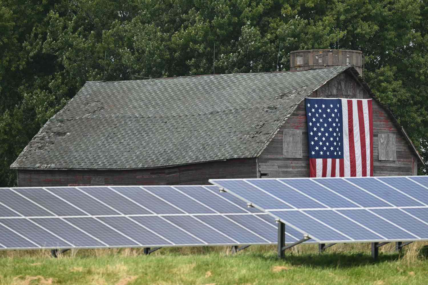 Резкое падение акций солнечных компаний из-за атаки на зеленые субсидии