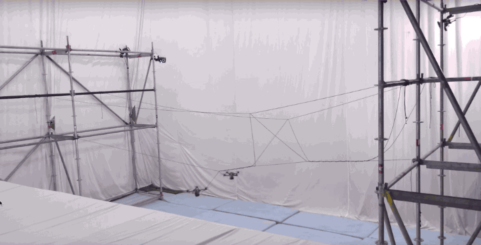 Дроны строят мост