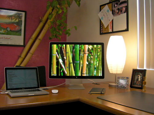 Просторное рабочее место с современным интерьером