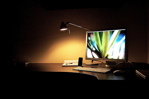 Современный рабочий уголок с яркими акцентами