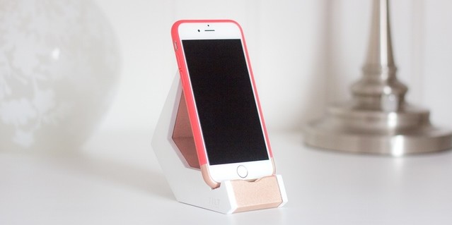 Элегантная подставка для телефона, которая преобразит ваш рабочий стол